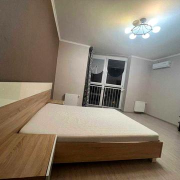 Драгоманова 2б, квартира вільна. Є генератор