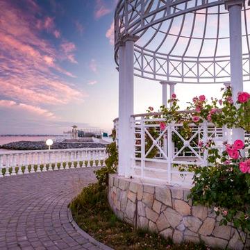 У моря и леса, Сосновый берег, Ривьера, строение с террасой, подвал