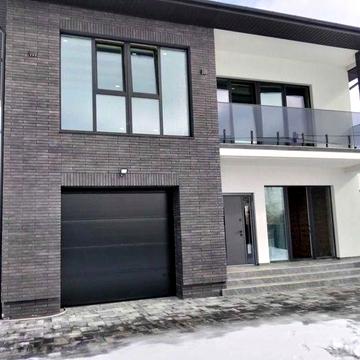 Просторий сучасний будинок