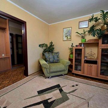 Продам "двушку" в районі площі 700-річчя по Амброса з видом на Дніпро