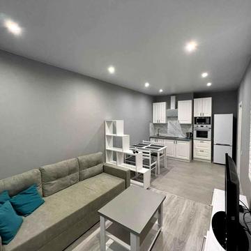 Валерія Самофалова вул. (Каманіна), 16а