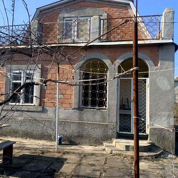 Продам двухэтажный дом с. Кошары. Все коммуникации заведены