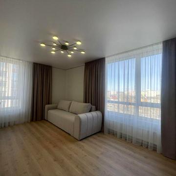 Квартира з дизайнерським ремонтом, меблями та технікою