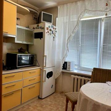 Продам 2 к.кв. Наукова, Ботсад. Сталинка