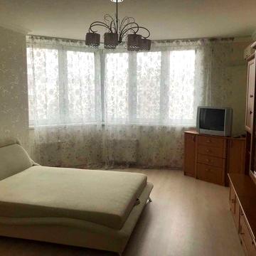 Продаж, 1-к, метро-15 хв, Ахматової, 32/18, ремонт,вільна. Без комісії