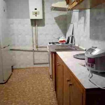 Продаж чотирикімнатної квартири з газовою колонкою