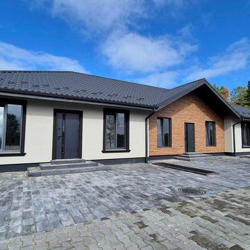 Ідеальний невеликий будинок з газом серед зелені