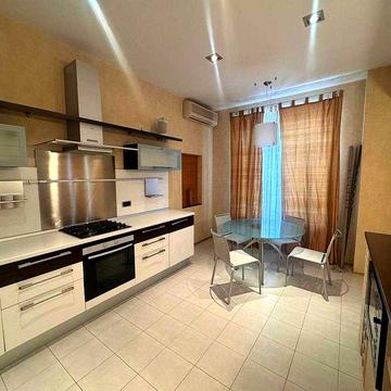 Центр,Хрещатик 27, дизайнерська євро 2к з газом, м Хрещатик 5хв