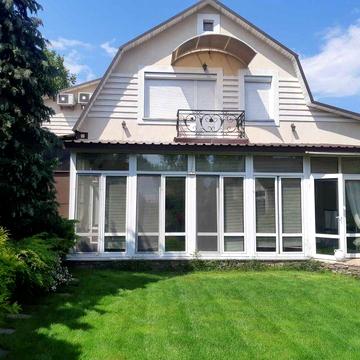 Здається будинок на Нивках метро 9 хв. пішки.