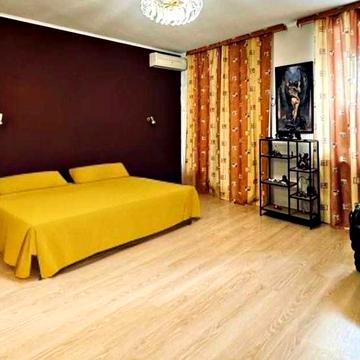 Центр , Університет ,  велика 2к квартира, перший поверх ( 81652)