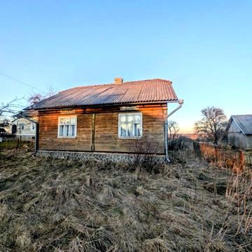 Продаж дерев’яного будинку з великою земельною ділянкою в с. Уличне