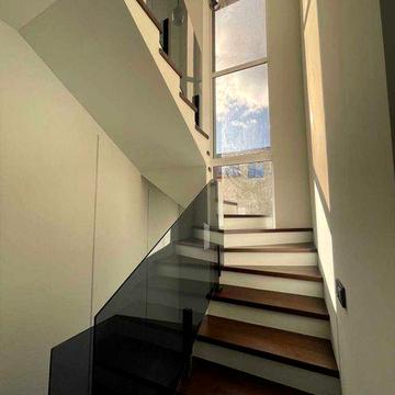 Продаж будинку біля лісу, заходь і живи