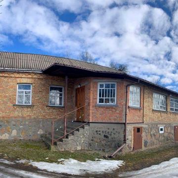 Терміново!продам будинок з ремонтом з виходом на воду