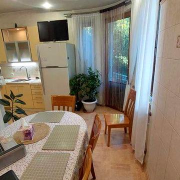 Дом в черте города рядом с парком — простор для жизни и отдыха.