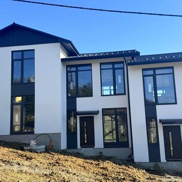 Джерельна,початок вулиці. Кутовий танхаус.