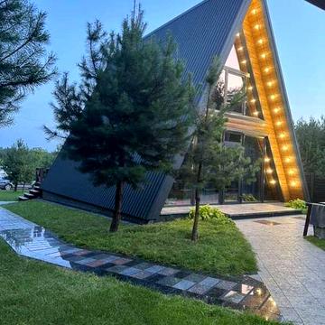 A-frame будинок з чаном поруч з лісом