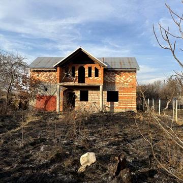 Продаж ділянки та будинку
