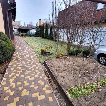 Здається  двоповерховий будинок на  Космосі