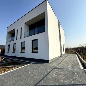 Продаж дуплексу з власним двором