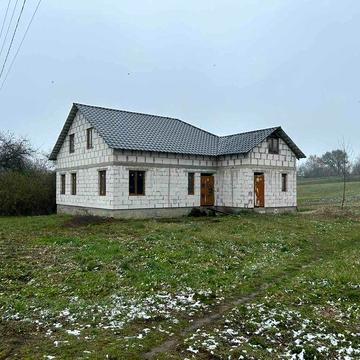 Будинок поруч з містом