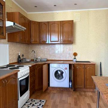 Здається простора 1-о кімнатна квартира біля парку