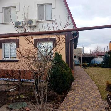 Здається  двоповерховий будинок на  Космосі  можна військовим