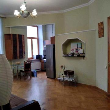 Двокімнатна біля метро Майдан Незалежності.