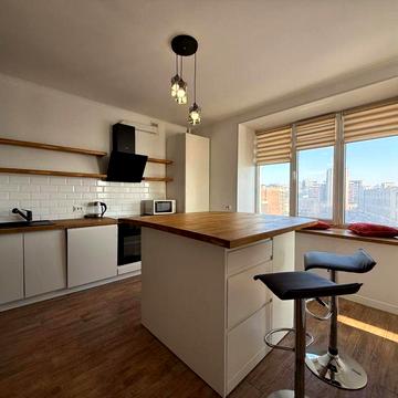 Центр новобудова межує з парком