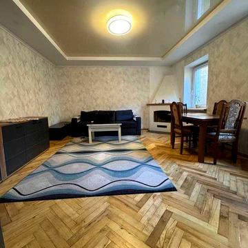 Здається затишна, 2-кімнатн по вул. Мулярській, 7. Центр.