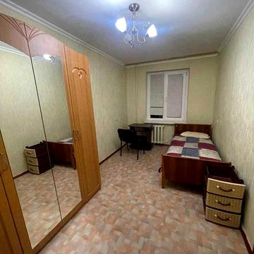 здається 3-кімнатна квартира.Лісовий масив,метро Лісова