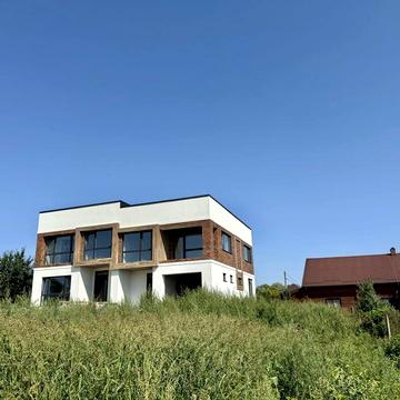 Продаж котеджу( дуплекс) в Зубрі в гарному місці