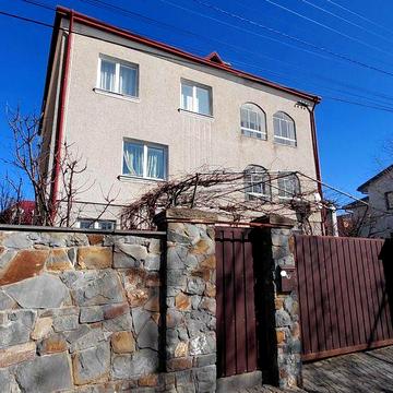 Великий добротний будинок 340 кв.м в Сокільниках - передмісті Львова.