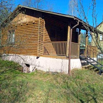 Деревяний будинок з терасою