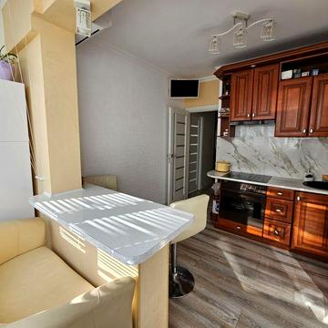 Продається житлова 3-кімнатна квартира на 2-поверсі біля парку...