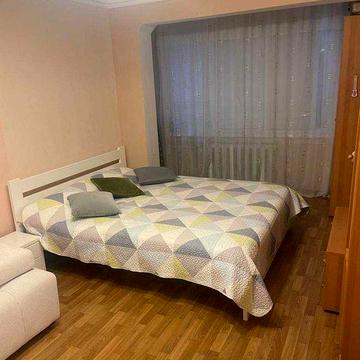 Метро Мінська 3хв, квартира світла та охайна