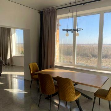 Капітальний, цегляний будинок на пагорбі з мальовничим пейзажем…