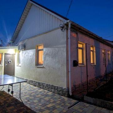 Уютный дом «заходи и живи» с атмосферным двором для отдыха