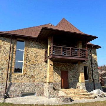 Продам двоповерховий цегляний будинок