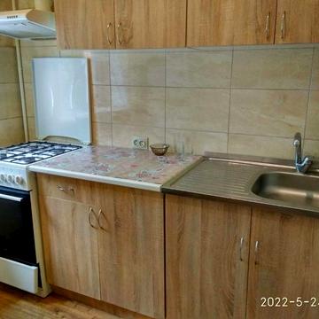 сдам 1 к Космонавтов 10й квартал 4/5 эт., мебель, техника