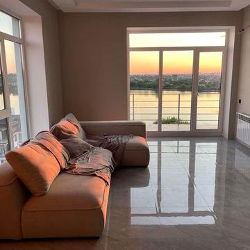 Продаж 2 кімнатної квартири з панорамою на озеро