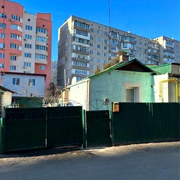 Центр міста! Частина будинку 45 м² з гаражем та заїздом для авто