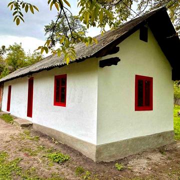 Історична хата (будинок) біля Львова з водою, каналізацією та пічкою