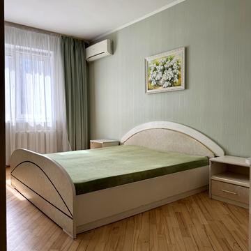 Саперно-Слобідська вул., 8