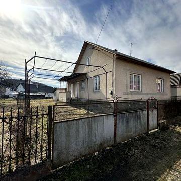 Продається будинок у центрі села Угля в хорошому стані