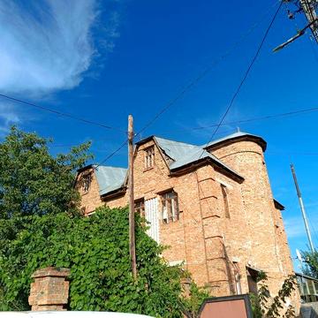 Окремий цегляний будинок на Заріччі