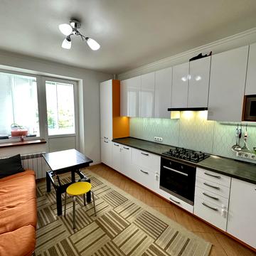 Юності вул., 3