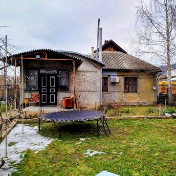 Продаж будинку і земеної ділянки