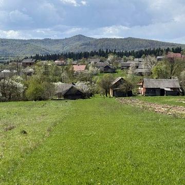 Будинок з просторим подвір’ям і місцем для відпочинку