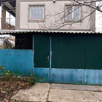 Крепкий дом 85 м² с гаражом, подвалом и колодцем — $35 000