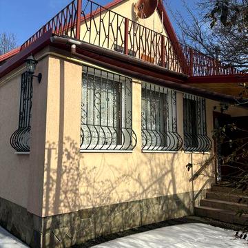 Чудовий заміський будинок поруч з містом